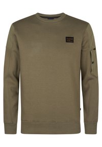 Sudadera verde oliva con cuello redondo acanalado, mangas largas y etiqueta en el pecho. Presenta acentos en los hombros y un acabado texturizado.