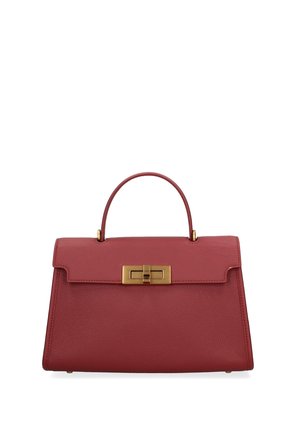 Borsa a mano in pelle rossa con manico superiore e chiusura a leva rettangolare dorata sulla patta anteriore, su sfondo bianco.