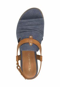 Denim wedge-sandaalit, joissa on sininen kangas yläosa, ruskea nahka hihna ja litteä pohja. Varustettu säädettävällä soljella tukevan istuvuuden takaamiseksi.