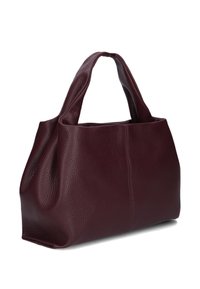 Bordeaux leren handtas met een gestructureerd oppervlak, twee korte handvatten en een zachte, slappe vormgeving. Heeft een enkele naad aan de voorkant.