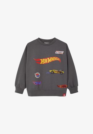 Dunkelgraues Sweatshirt mit bunten Hot Wheels-Logos und Aufnähern, darunter ein gelbes Sportauto und Flammendesigns auf der Vorderseite.