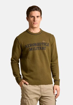 Maglione a maglia verde oliva con collo rotondo, con la scritta "AERONAUTICA MILITARE" stampata in blu scuro sul petto. Polsini e orlo a coste.