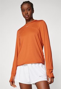 Nike Performance SWIFT TOP - Langærmet T-shirt - burnt sunrise/reflective silver