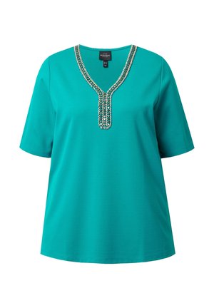 T-shirt turchese a maniche corte, scollatura a V decorata con applicazioni di perline, texture liscia e design morbido.