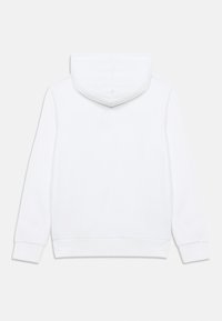 Λευκό hoodie με τσέπη καγκουρό, ελαστικές μανσέτες και τελείωμα, και κουκούλα με κορδόνι, κατασκευασμένο από απαλό βαμβακερό ύφασμα.