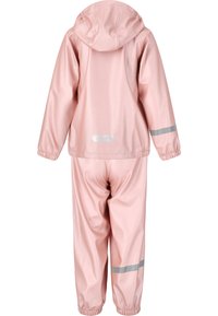 Rosa vattentät regndräkt med huva, elastiska cuffs och reflexdetaljer. Slät textur, strukturerad design och heltäckande skydd.