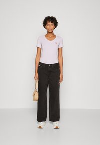 Guess TRIANGLE  - Paprasti marškinėliai - new light lilac