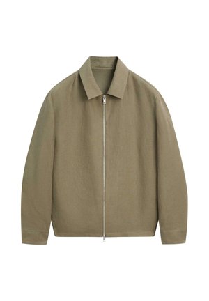 Giacca lunga a maniche in verde oliva con colletto e chiusura frontale con zip argentata su sfondo bianco.