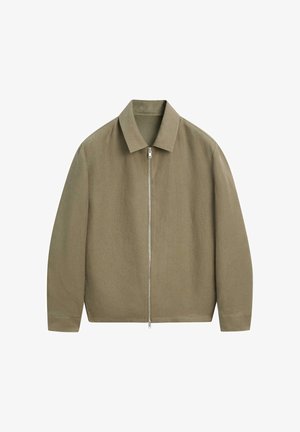 Olivově zelená bunda s dlouhým rukávem, límcem a stříbrným zipem vpředu na bílém pozadí.