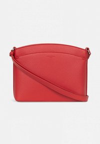 Borsa a tracolla in pelle rossa con texture, dal design minimalista e con una parte superiore curva. Presenta una tracolla regolabile e non ha hardware o accenti visibili.