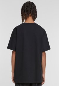 Upscale by Mister Tee UPSCALE X MISFITS OVERSIZE - T-shirts print - black