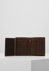 Hnědá kožená peněženka s více sloty na karty, zipovou kapsou a síťovou kapsou. Hladký povrch a minimalistický design.