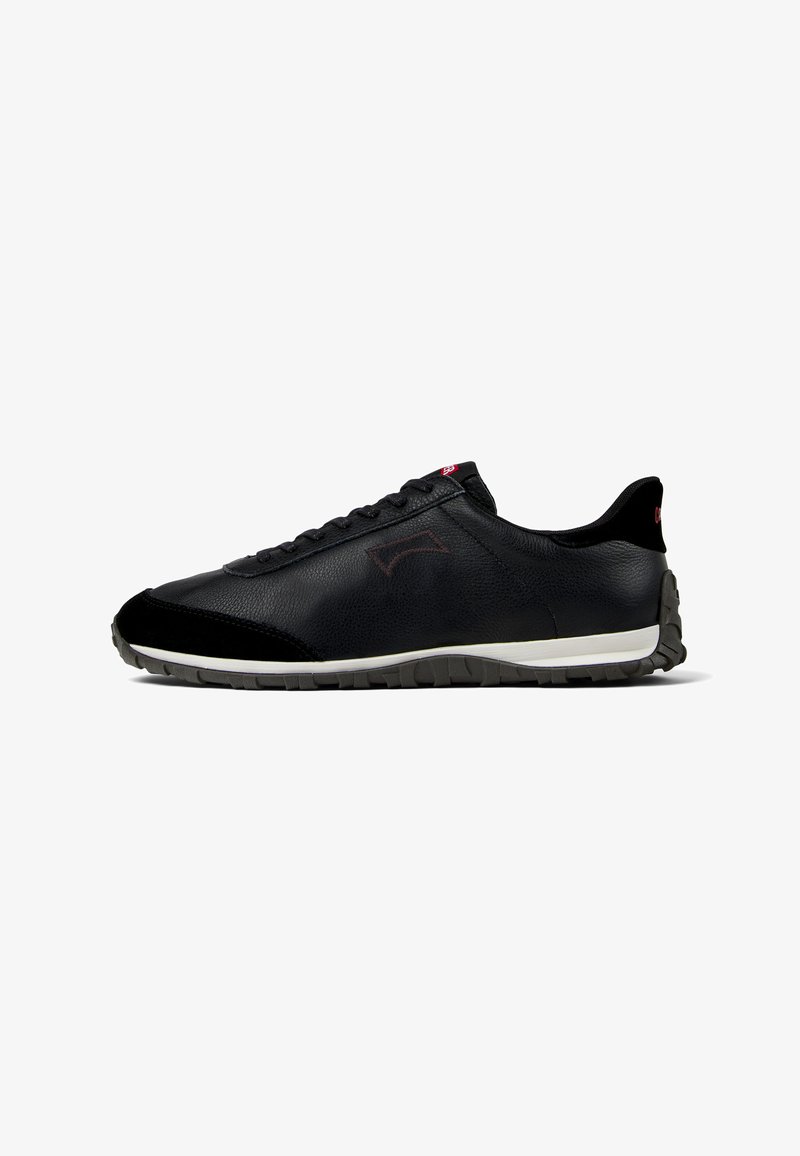 Schwarzer Leder-Sneaker mit strukturierter Oberfläche, ausgestattet mit einer Gummisohle, Schnürdesign und dezentem roten Branding.