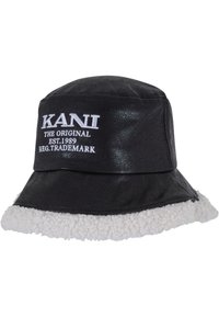 Sort læder-bucket hat med en hvid fleece kant. Har broderet branding i hvid. Blød tekstur med en struktureret form.