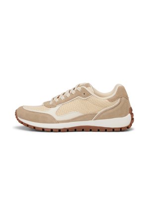 Beige und cremeweißer Sneaker mit Schnürverschluss, seitlichem Einsatz aus strukturiertem Stoff, Wildlederakzenten und brauner Gummi-Laufsohle.