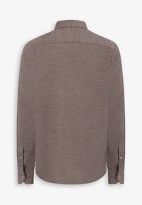 Camisa marrón de manga larga con cuello abotonado, tejido texturizado y puños ajustables. La vista trasera muestra un diseño liso y simple.