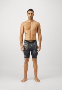 Venum UFC AUTHENTIC FIGHT NIGHT MENS VALE TUDO SHORTS - Punčochy - black/gold