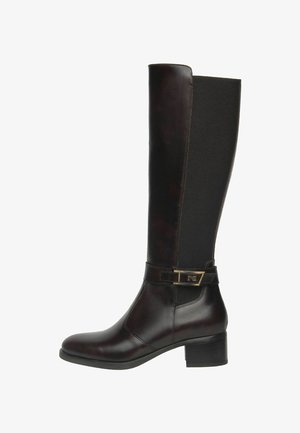 Braune Lederstiefel bis zum Knie mit elastischen seitlichen Einsätzen, blockiertem Absatz und dekorativen goldfarbenen Hardware-Akzenten. Glatte Textur und elegantes Design.