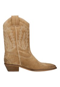 Botas de vaquero de ante marrón claro con punta afilada y tacón apilado, que presentan diseños bordados de hojas en hilo blanco a lo largo del caño.
