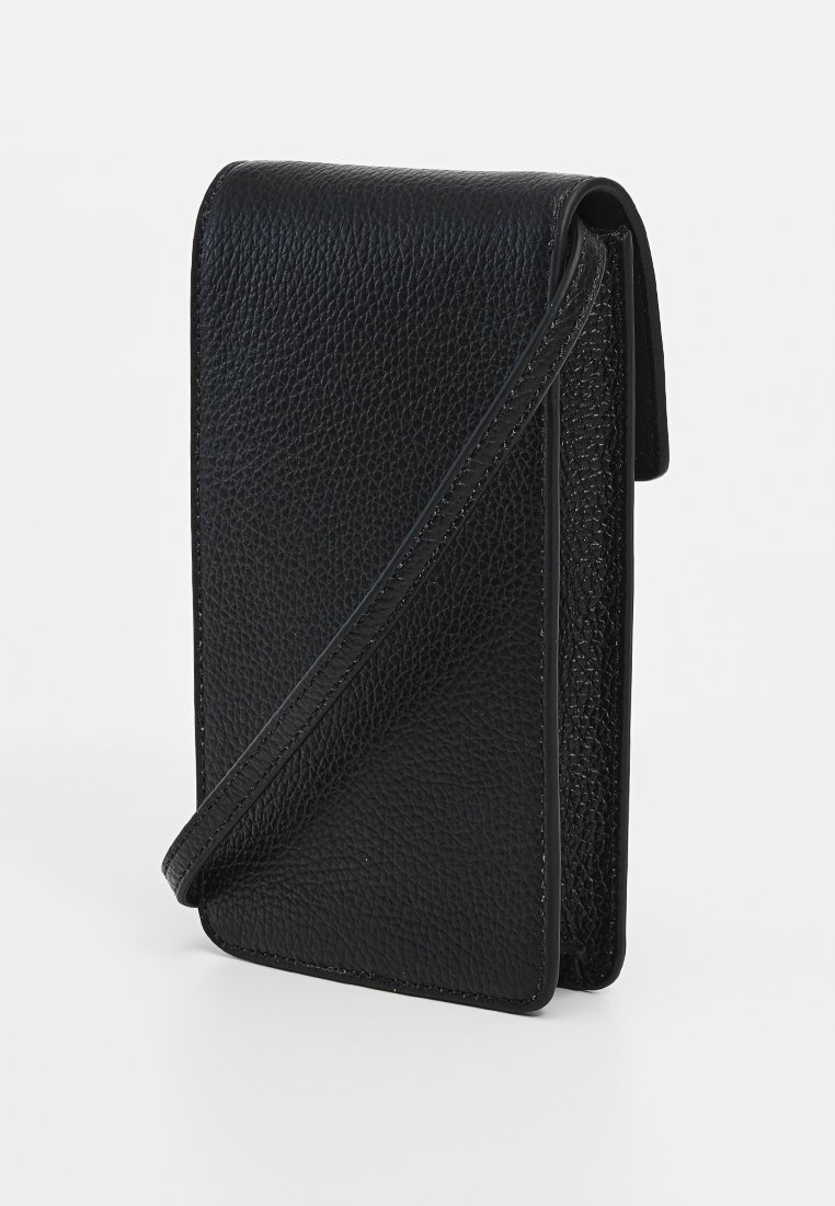 Schwarzlederne Umhängetasche mit strukturiertem Oberflächen, umgeschlagenem Klappdeckel und verstellbarem Tragegurt; zeichnet sich durch schlanke Nähte und ein kompaktes Design aus.