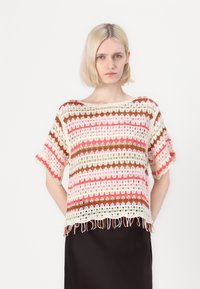 Gehäkeltes Strickoberteil mit kurzen Ärmeln, versehen mit horizontalen Streifen in Pink, Braun und Creme, sowie Fransenverzierungen am Saum.