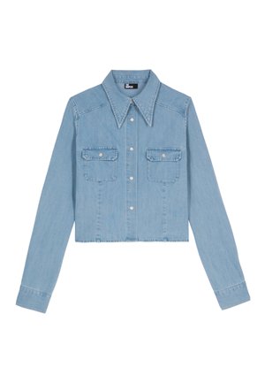 Afgeknotte denim shirt in lichtblauw met lange mouwen, puntige kraag, twee borstzakken en zilveren knoopsluitingen. Gladde textuur.