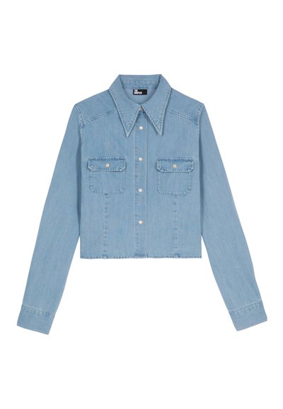 Camicia di denim tagliata in blu chiaro con maniche lunghe, colletto a punta, due tasche sul petto e chiusure con bottoni argentati. Texture liscia.