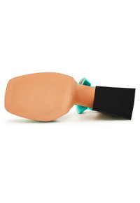 Klack sandal med en svart gummisula, överdel i akvamarin och en bred rem. Har slät yta och en fyrkantig blockklack.