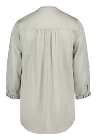 Camicia a maniche lunghe grigia chiara con colletto rotondo, schiena plissettata e polsini con bottoni, caratterizzata da una texture liscia e morbida e da una vestibilità comoda.