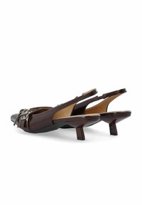 Tamsiai burgundo spalvos patentinės odos slingback kulniukai su žemu kvadratiniu kulnu, puošti papuošimais ir sidabro spalvos detalėmis.