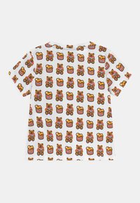Korte mouwen, witte katoenen t-shirt met een herhaald patroon van cartoonberen met honingpotten in bruin, geel, rood en zwart.