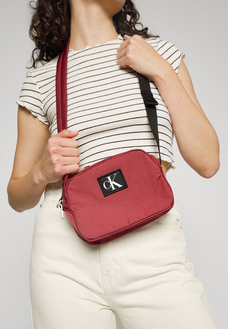 Calvin Klein Jeans CITY CAMERA BAG Sac bandoulière terracotta tile/cognac ZALANDO.FR