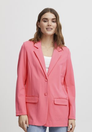 Lyserød blazer med skræddersyet design, der har en slå-om krave, to forlommer og knaplukning med én knap. Blødt stof.