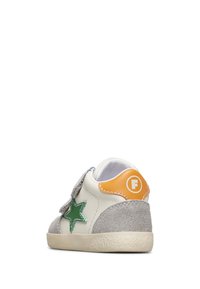 Sneaker per bambino in suede grigio, con dettagli in pelle bianca, stella verde, inserto arancione sul tallone con la "F" bianca e suola beige, vista dal retro.