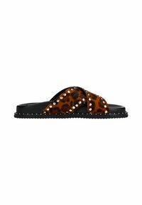 Leren doorschuifsandalen met luipaardprint, zwarte nepbontbanden, zilveren studs en een dikke zwarte zool met een geribbeld patroon.