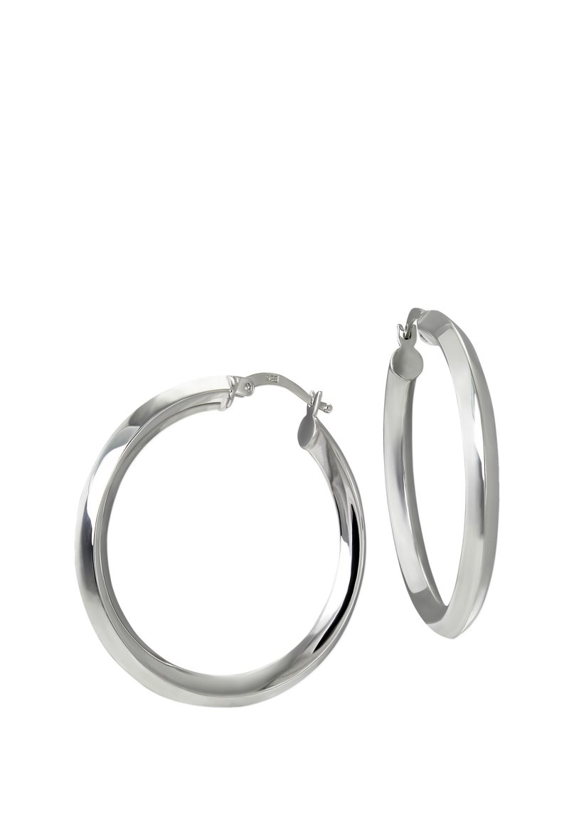 Boucles d'oreilles en argent en forme de créole, avec une finition lisse et polie, présentant une forme courbée et un fermoir sécurisé. Design léger et réfléchissant.