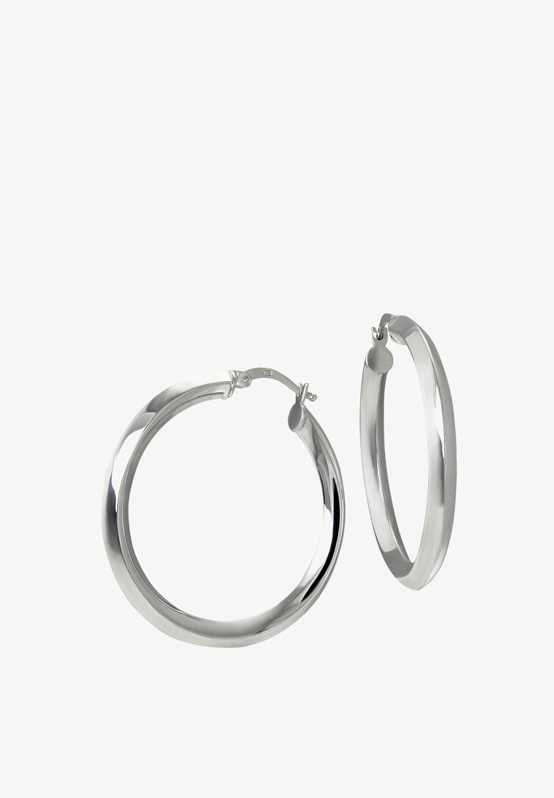 Boucles d'oreilles en argent en forme de créole, avec une finition lisse et polie, présentant une forme courbée et un fermoir sécurisé. Design léger et réfléchissant.