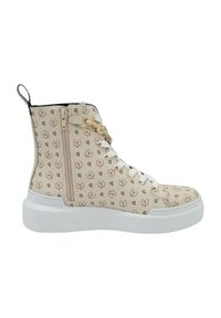 Beige high-top sneakers met een patroonmateriaal, witte zool, zijrits en grote gouden kettingaccent. Voorzien van witte veters en stiksels.