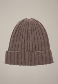 Brązowa czapka z prążkowanego dzianiny z zagiętym mankietem. Wykonana z miękkiego materiału, posiada pionową teksturę i bezszwowy krój czuby.