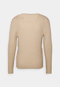 Béžový svetr s dlouhými rukávy v provedení pletení na kabel, zobrazený zezadu, s kulatým výstřihem a žebrovanými manžetami a lemem.