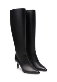 Stivali neri in pelle al ginocchio con punta affusolata, design minimalista e una texture liscia e sinuosa, che presentano un tacco quadrato corto.