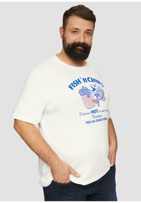Witte katoenen T-shirt met blauwe grafische tekst "FISH'nCHIPS" met een illustratie van een vis en frieten. Casual fit en korte mouwen.