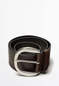 Dunkelbrauner Lederbelt, aufgerollt mit großer silberner, abgerundeter rechteckiger Schnalle auf weißem Hintergrund.