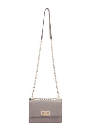 Grijze leren crossbodytas met gouden kettingband en rechthoekige gouden gesp op de voorflap, geïsoleerd op een witte achtergrond.