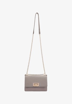 Sac bandoulière en cuir gris avec une sangle chaîne dorée et un fermoir rectangulaire doré sur le rabat avant, isolé sur fond blanc.