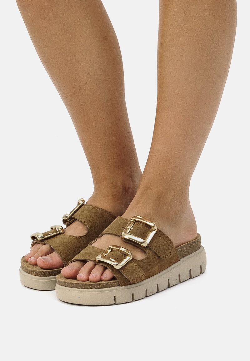 Sandali platform in suede marrone con tre fibbie dorate, design aperto sulla punta e una spessa suola beige con texture rigata per una migliore aderenza.
