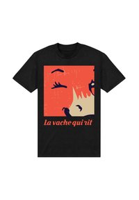 Sort t-shirt med et grafikdesign, der har en orange baggrund, et cremefarvet ansigt og sorte detaljer, teksten lyder "la vache qui rit" i rødt.