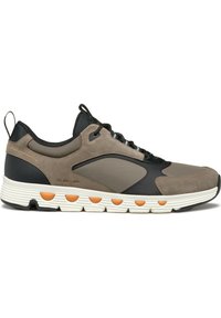 Scarpe atletiche in tonalità di marrone e nero, con tomaia in suede e materiale sintetico, lacci e una suola in gomma testurizzata con accenti arancioni.