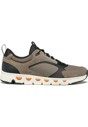Chaussures de sport dans des nuances de marron et de noir, avec une tige en daim et synthétique, des lacets et une semelle en caoutchouc texturée avec des accents orange.