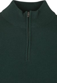 Donkergroene pullover met een hoge ritskraag, gemaakt van zachte gebreide stof. Beschikt over een voorrits en een geribbelde kraagdetail.